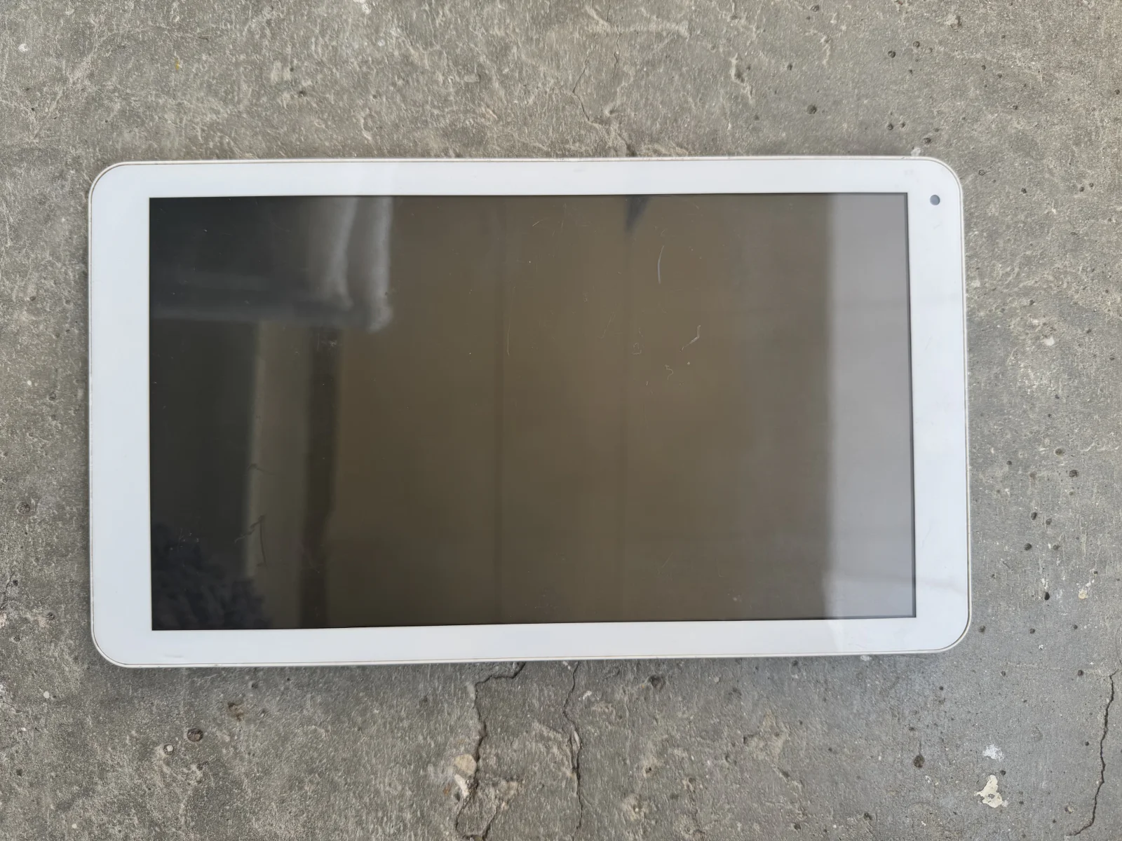 The front of the white TrekStor SurfTab breeze 10.1 quad